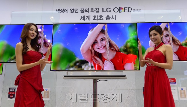 LG전자가 14일 오전 서초 R&D 캠퍼스에서 '2013 LG 시네마 3D Smart TV' 신제품 및 전략발표 기자간담회를 가지고 있다. 박해묵 기자/mook@heraldcorp.com
LG전자가 14일 오전 서초 R&D 캠퍼스에서 '2013 LG 시네마 3D Smart TV' 신제품 및 전략발표 기자간담회를 가지고 있다. 박해묵 기자/mook@heraldcorp.com
LG전자가 14일 오전 서초 R&D 캠퍼스에서 '2013 LG 시네마 3D Smart TV' 신제품 및 전략발표 기자간담회를 가지고 있다. 박해묵 기자/mook@heraldcorp.com