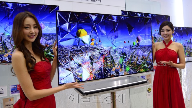LG전자가 14일 오전 서초 R&D 캠퍼스에서 '2013 LG 시네마 3D Smart TV' 신제품 및 전략발표 기자간담회를 가지고 있다. 박해묵 기자/mook@heraldcorp.com
LG전자가 14일 오전 서초 R&D 캠퍼스에서 '2013 LG 시네마 3D Smart TV' 신제품 및 전략발표 기자간담회를 가지고 있다. 박해묵 기자/mook@heraldcorp.com
LG전자가 14일 오전 서초 R&D 캠퍼스에서 '2013 LG 시네마 3D Smart TV' 신제품 및 전략발표 기자간담회를 가지고 있다. 박해묵 기자/mook@heraldcorp.com
LG전자 모델들이 14일 서울 서초 R&D캠퍼스에서 열린 신제품 발표회에서 ‘2013년형 시네마 3D 스마트TV’를 선보이고 있다.  박해묵 기자/mook@heraldcorp.com