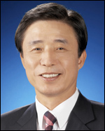 김범일(시장)
김상일(대구) 기자]김범일(63) 대구시장이 대구시 산하 5대 공기업을 대상으로 낙하산 인사를 해왔다는 의혹을 받고 있는 가운데 지난 13일 “새 정부 국정철학에 맞춘 시정을 펼치겠다”는 내용의 보도자료를 언론에 공개해 비웃음을 사고 있다. 대구 시민단체들은 “낙하산 인사를 해왔던 김 시장이 박근혜 당선인이 공약으로 제시한 낙하산 인사를 척결하겠다는 것은 어불성설”이라고 성토했다.