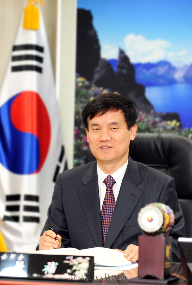이성보(정무직공무원)
Anti-Corruption & Civil Rights Commission chairman Lee Sung-bo has been elected as one of three Asian directors of the International Ombudsman Institute, the commission said Thursday.