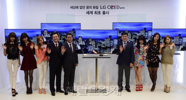 LG전자가 14일 오전 서초 R&D 캠퍼스에서 '2013 LG 시네마 3D Smart TV' 신제품 및 전략발표 기자간담회를 가지고 있다. (사진왼쪽 부터 소녀시대 수영, 서현, 제시카, 이인규 Tv사업부장 상무, 최상규 한국마케팅 본부장 부사장, 권희원 홈엔터테인먼트 사업본부장 사장, 소녀시대 티파니, 유리, 태연)박해묵 기자/mook@heraldcorp.com
LG전자가 14일 오전 서초 R&D 캠퍼스에서 '2013 LG 시네마 3D Smart TV' 신제품 및 전략발표 기자간담회를 가지고 있다. (사진왼쪽 부터 소녀시대 수영, 서현, 제시카, 이인규 Tv사업부장 상무, 최상규 한국마케팅 본부장 부사장, 권희원 홈엔터테인먼트 사업본부장 사장, 소녀시대 티파니, 유리, 태연)박해묵 기자/mook@heraldcorp.com