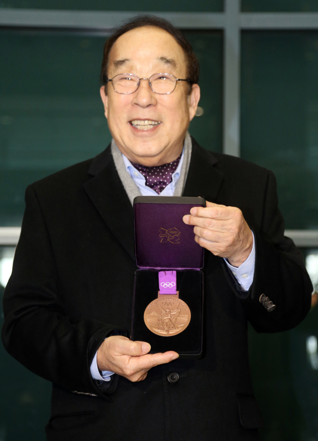 박용성(기업인/대한체육회회장)
KOC chief Park Yong-sung shows off Park Jong-woo’s bronze medal at Incheon International Airport on Thursday.   Yonhap News
