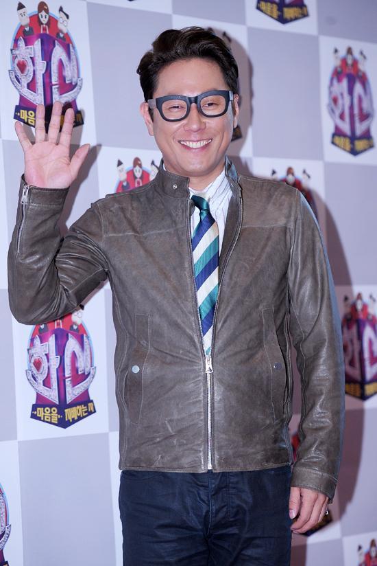 윤종신(가수)
가수 겸 방송인 윤종신이 김구라와 신동엽의 19금 토크를 비교해 웃음을 자아냈다.
2월 14일 오후 1시 30분 서울 강서구 등촌동 SBS 공개홀에서는 신동엽, 윤종신, 김희선이 참석한 가운데 SBS 예능프로그램 ‘화신’ 기자간담회가 열렸다