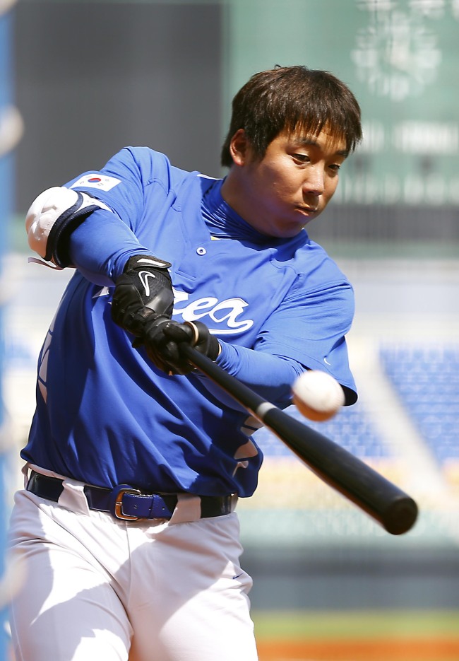 김현수(야구선수)
월드베이스볼클래식(WBC) 야구 대표팀 김현수가 14일 대만 도류시 도류구장에서 열린 전지훈련에서 타격 연습을 하고 있다.