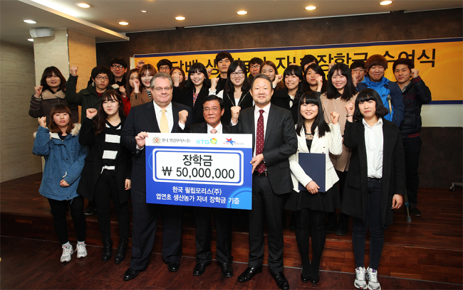 한국 필립모리스, 잎담배 생산농가 자녀 장학금 전달 (서울=연합뉴스) 한국 필립모리스와 미래의동반자재단은 14일 서울 용산구 삼경교육센터에서 잎담배 생산농가 자녀 장학금 수여식을 진행했다. 2013.2.14 << 한국 필립모리스 제공 >> photo@yna.co.kr (끝)
Chong Il-woo (third from right, front row), chief executive of Philip Morris International Korea, and Jeffrey D. Jones (third from left, front row), chairman of the Partners for the Future Foundation, pose in a ceremony in Seoul on Thursday to offer 50 million won in scholarships to 25 university students who are children of tobacco farmers.   Yonhap News
Chong Il-woo (third from right, front row), chief executive of Philip Morris International Korea, and Jeffrey D. Jones (third from left, front row), chairman of the Partners for the Future Foundation, pose in a ceremony in Seoul on Thursday to offer 50 million won in scholarships to 25 university students who are children of tobacco farmers.   Yonhap News