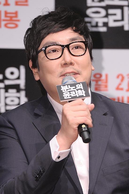 조진웅(배우)
배우 조진웅이 실제로 화를 다스리는 비결을 공개했다.
조진웅은 2월 14일 오후 서울 롯데시네마 건대입구에서 열린 영화 ’분노의 윤리학’(감독 박명락) 언론배급 시사회에 참석해 취재진과 만났다
