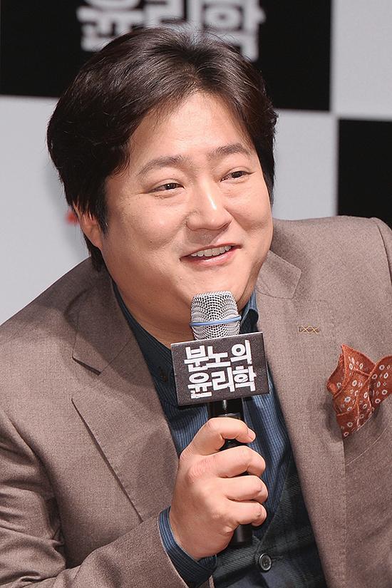 곽도원(배우)
배우 곽도원이 처음으로 베드신에 도전한 소감을 밝혔다.
곽도원은 2월 14일 오후 서울 롯데시네마 건대입구에서 열린 영화 ’분노의 윤리학’(감독 박명랑) 언론배급 시사회에 참석해 "키스신이자 사랑신이었는데 굉장히 많이 떨렸다"고 베드신에 임했을 당시를 떠올렸다