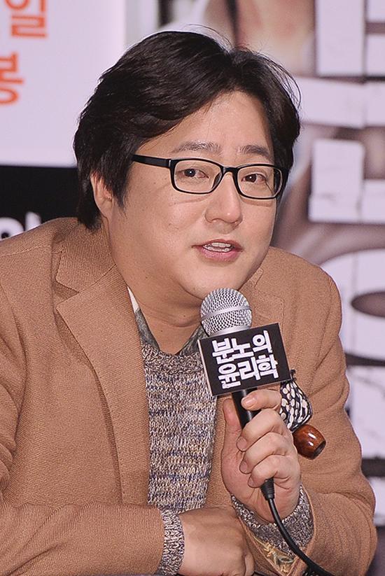 곽도원(배우)
배우 곽도원이 무명 시절을 견디게 해준 원동력은 관객들의 사랑이라고 밝혔다.
곽도원은 2월 14일 오후 서울 롯데시네마 건대입구에서 열린 영화 ’분노의 윤리학’(감독 박명랑) 언론배급 시사회에 참석해 "연극무대에서 관객들이 보여주신 것은 기쁨을 넘어선 환희였다"라고 운을 뗐다.