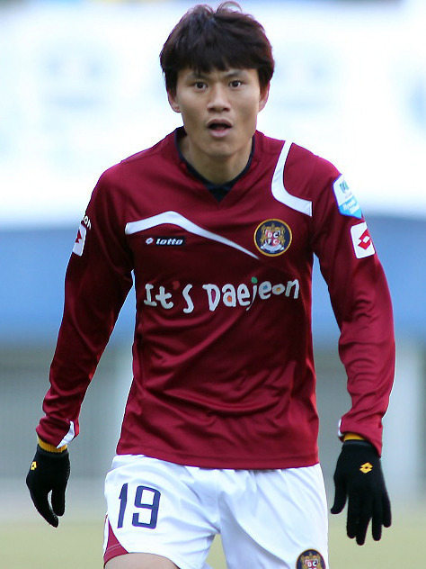 정경호(축구선수)
2006 독일월드컵 축구대표팀 공격수 정경호(33)가 전격 은퇴를 선언했다.
정경호는 14일 “지난 시즌 대전 시티즌과 계약이 끝나면서 자유계약(FA)으로 풀린 뒤 영어권 국가로 이적하려고 했지만 왼쪽 정강이 피로골절로 더는 선수 생활을 하기 어렵게 됐다”고 밝혔다고 연합뉴스가 보도했다.