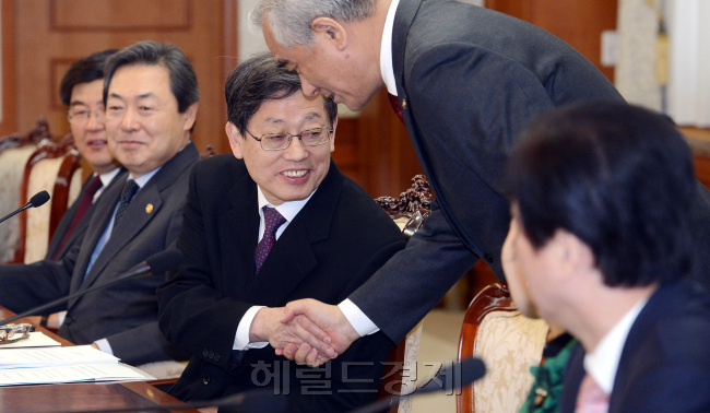 15일 오전 서울 세종로 정부청사에서 김황식 국무총리 주재로 이명박 정부 마지막 국가정책조정회의가 열리고 있다./안훈기자 rosedale@ 2013.02.15
15일 오전 서울 세종로 정부청사에서 김황식 국무총리 주재로 이명박 정부 마지막 국가정책조정회의가 열리고 있다./안훈기자 rosedale@ 2013.02.15
15일 오전 서울 세종로 정부청사에서 김황식 국무총리 주재로 이명박 정부 마지막 국가정책조정회의가 열리고 있다./안훈기자 rosedale@ 2013.02.15