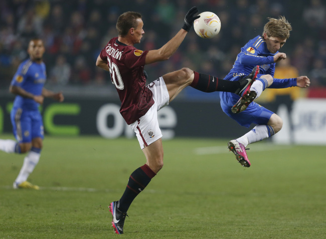 Sparta’s Tomas Zapotocny challenges Chelsea’s Marko Marin (right) during their Europa League round of 32 first leg soccer match in Prague on Thursday.   AP-Yonhap News