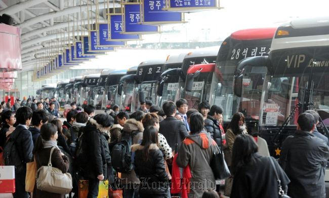 Crowds of passengers wait for buses at Seoul Express Terminal over the Lunar New Year’s Holidays this past weekend.   The Korea Herald