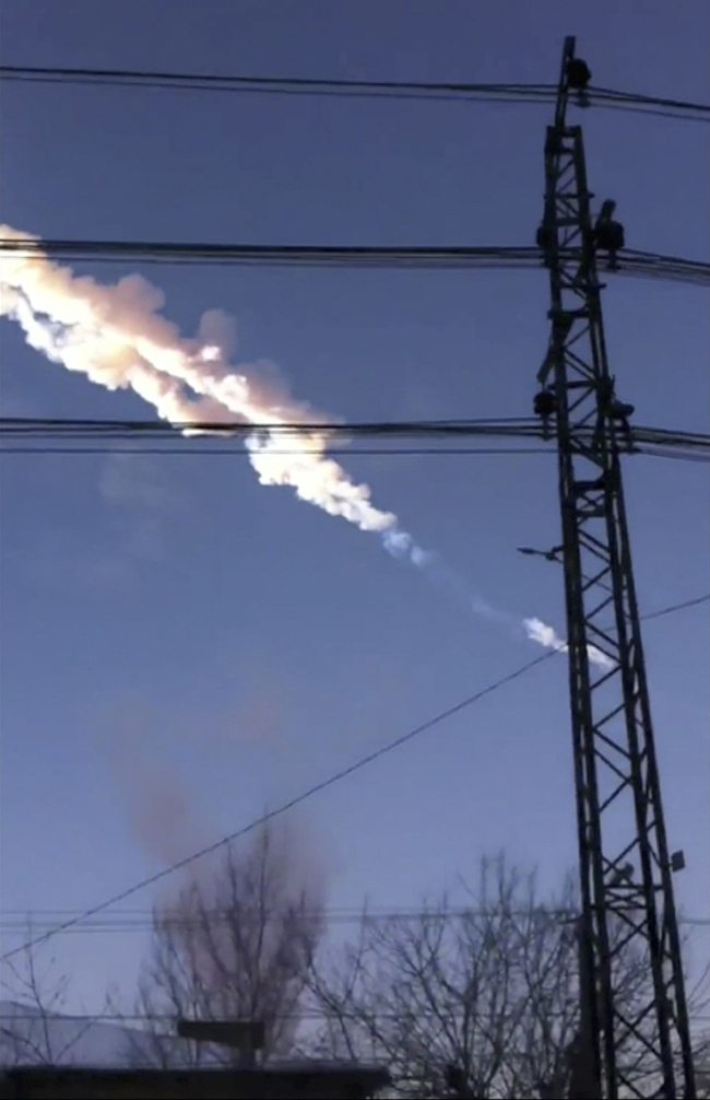 <YONHAP PHOTO-1365> In this photo taken with a mobile phone camera, a meteorite contrail is seen in Chelyabinsk region on Friday, Feb. 15, 2013. A meteor streaked across the sky of Russia?s Ural Mountains on Friday morning, causing sharp explosions and reportedly injuring around 100 people, including many hurt by broken glass. (AP Photo/Sergey Hametov)/2013-02-15 17:13:17/ <저작권자 ⓒ 1980-2013 ㈜연합뉴스. 무단 전재 재배포 금지.>