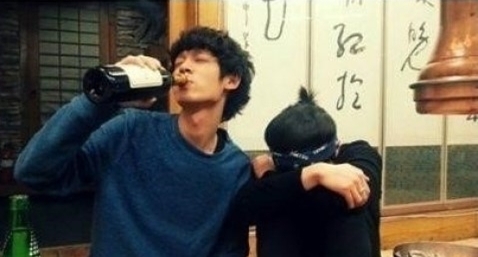 정준영(좌측/가수),로이킴(김상우/가수)
‘정준영 로이킴 회식 사진’ 사진이 화제다 .
지난 14일 MBC FM4U ‘정오의 희망곡’ 트위터에는 케이블 TV ‘슈퍼스타K4’ 출신 정준영과 로이킴의 사진이 게재됐다.
사진에는 정준영과 로이킴이 한 식당에서 술병이 놓인 테이블에 앉아 회식을 즐기는 모습이 담겨 있다.