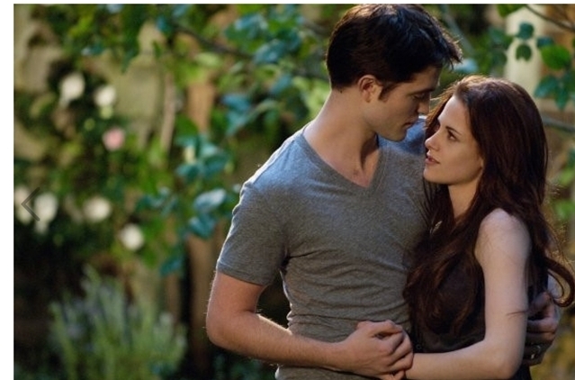 로버트패틴슨(Robert Pattinson /배우),크리스틴스튜어트(Kristen Stewart /배우)
로버트 패틴슨(27)과 결별한 할리우드 배우 크리스틴 스튜어트(24)가 그의 오래된 속옷을 착용하는 것으로 알려져 충격을 주고 있다. 15일 영국 연예매체 ‘쇼비즈 스파이’는 “크리스틴 스튜어트가 로버트 패틴슨이 입었던 더러운 속옷을 그대로 입고 다닌다”고 보도했다