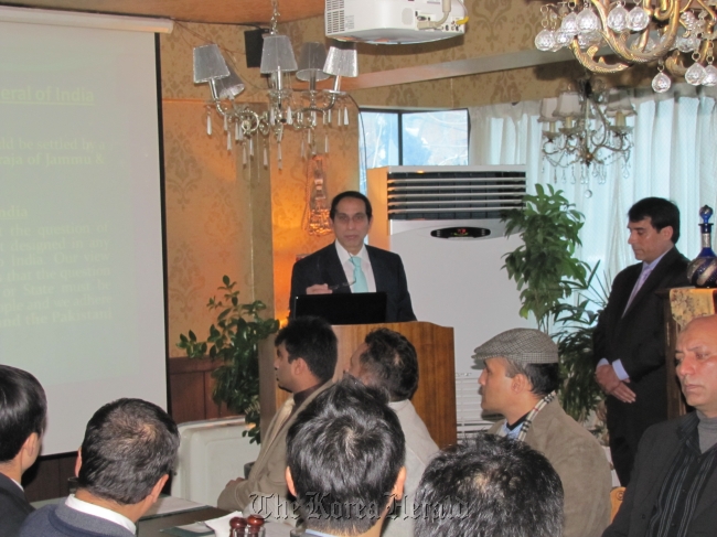 Pakistani Ambassador to Korea Shaukat Ali Mukadam gestures in a speech during a reception commemorating Kashmir Solidarity Day at a local restaurant in Seoul on Feb. 5.   Philip Iglauer/The Korea Herald