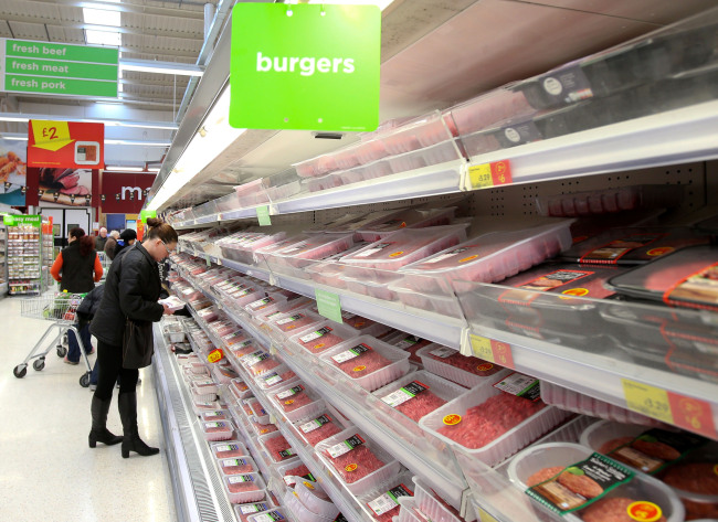 <YONHAP PHOTO-0060> (130215) -- LONDON, Feb. 15, 2013 (Xinhua) -- A customer picks up fresh meat at an Asda supermarket in London, capital of Britain, Feb. 15, 2013. Asda has withdrawn its fresh beef bolognese sauce after tests for horse DNA came back positive. It is the first time since the horsemeat scandal unfolded that horse DNA has been found in fresh produce. (Xinhua/Yin Gang)/2013-02-16 01:11:34/ <저작권자 ⓒ 1980-2013 ㈜연합뉴스. 무단 전재 재배포 금지.>
A customer picks up fresh meat at an Asda supermarket in London on Friday.    Xinhua-Yonhap News