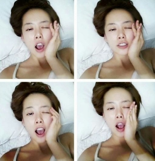 신지수(배우)
배우 신지수가 100% 민낯 침대셀카를 공개했다.
신지수는 지난 13일 자신의 트위터에 “휴대폰 산 기념셀카, 침대에서 온갖 귀연척.. 이해하세요 신나서요”라는 글과 함께 사진을 올렸다.