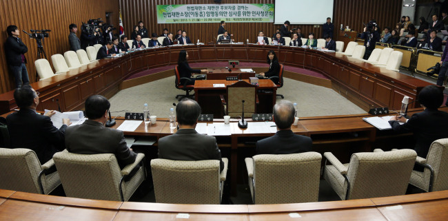 A confirmation hearing for Constitutional Court presidential candidate Lee Dong-heub is held at the National Assembly on Jan. 22. Lee withdrew himself from nomination Thursday amid allegations of misdeeds.   Yonhap News