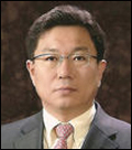 윤상직(정무직공무원)
박근혜 정부의 첫 산업통상자원부 장관으로 내정된 윤상직 지식경제부 제1차관은 주요 보직을 두루 거친 정통 관료다. 차분한 성격으로 실무를 꼼꼼하게 챙기는 것으로 정평이 나있다.