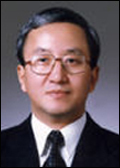 현오석(대학총장)
새 정부에서 경제부처를 총괄하게 될 ‘경제사령탑’으로 내정된 현오석 한국개발연구원(KDI) 원장은 경제관료 출신으로 지난 4년간 한국의 ‘싱크탱크’인 KDI 원장을 맡아왔다. 현 내정자는 1950년 충북 청주 출신으로, 경기고와 서울대 경영학과를 졸업했다. 공직에는 행정고시 14회로 입문했다.