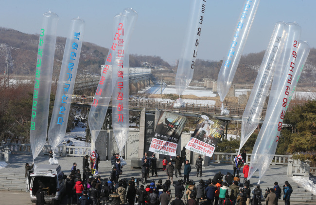 North Korean defectors launch balloons carrying propaganda leaflets at the border town of Imjingak on Saturday.   Yonhap News