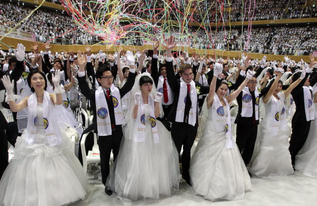 <YONHAP PHOTO-0545> 가평서 세계평화통일가정연합 3천500쌍 합동결혼식 열려 (가평=연합뉴스) 장희재 기자 = 17일 오전 경기도 가평군 설악면 청심평화월드센터에서 열린 세계평화통일가정연합(구 통일교)의 국제합동축복결혼식이 열리고 있다. 2013.2.17 <<지방기사 참고>> hjjang@yna.co.kr/2013-02-17 12:21:40/ <저작권자 ⓒ 1980-2013 ㈜연합뉴스. 무단 전재 재배포 금지.>
Unification Church followers are married in a mass international wedding in Gapyeong, Gyeonggi Province, Sunday.   Yonhap News