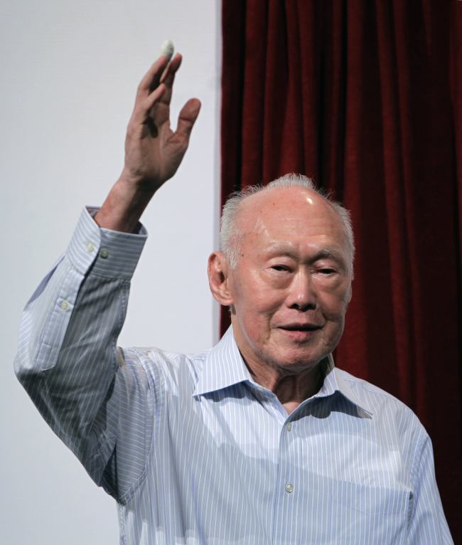 리콴유 (李光耀/리콴유/Lee Kuan Yew/정치인)
<YONHAP PHOTO-0009> Former Singapore Prime Minister Lee Kuan Yew (LKY) waves to the audience before leaving the LKY School of Public Policy 7th anniversary dialogue session in Singapore in this September 14, 2011 file photo. Lee was admitted to the Singapore General Hospital on February 15, 2013 after experiencing a suspected "Transient Ischaemic Attack (TIA)" associated with prolonged episode of atrial fibrillation or irregular heartbeat, according to a statement from the Prime Minister's Office released on February 16, 2013. REUTERS/Tim Chong/Files (SINGAPORE - Tags: POLITICS HEALTH)/2013-02-17 00:26:21/ <저작권자 ⓒ 1980-2013 ㈜연합뉴스. 무단 전재 재배포 금지.>
Lee Kuan Yew