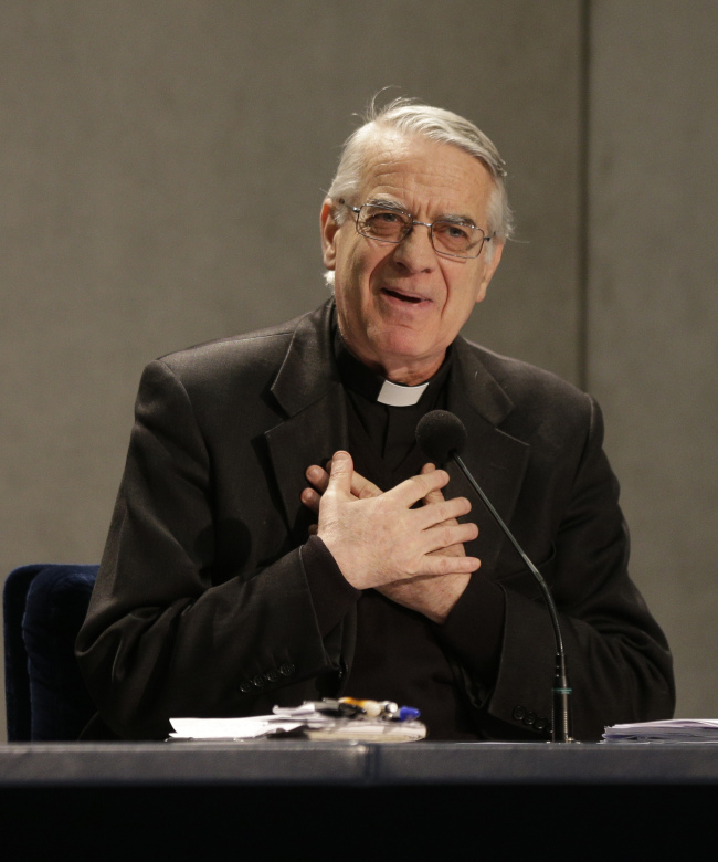Federico Lombardi(페데리코롬발디/성직자)
Vatican spokesman Rev. Federico Lombardi meets the media at the Vatican on Friday.   AP-Yonhap News