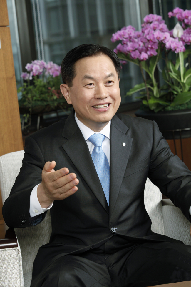 서진원(금융인)
서진원 신한은행장이 지방 중소기업들을 직접 방문해 기업의 현황과 애로사항을 직접 청취하고 지원 방안을 모색한다. 17일 신한은행에 따르면 서 행장은 지난 15일 부산 및 울산지역을 방문해 중소기업 대표들과 간담회를 가졌다