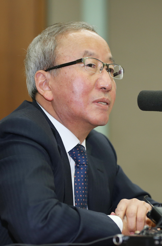 현오석(대학총장)
경제부총리 겸 기획재정부 장관에 내정된 현오석 한국개발연구원장이 17일 오후 서울 동대문구 회기로 KDI에서 기자회견을 갖고 있다