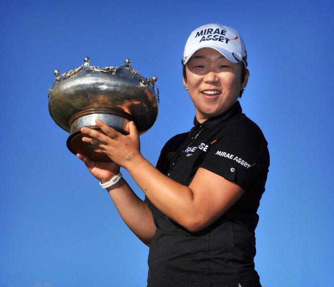 신지애(골퍼)
Korea’s Shin Ji-yai poses with the Women’s Australian Open winner’s trophy on Sunday.   AFP-Yonhap News