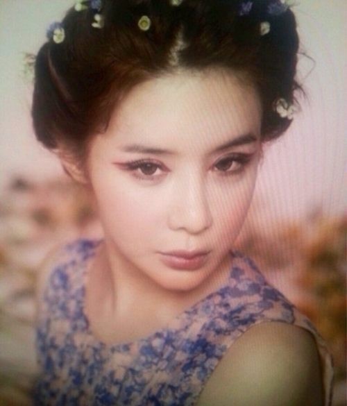 박봄(가수/투에니원)
박봄이 화보 미공개 컷을 공개해 화제다. 박봄은 지난 16일 오후 자신의 트위터에 “이건 잡지에 나가지는 않는 착장이지만 나가는 컷 말고도 제가 마음에 드는 ... 패턴의 의상을 입고 봄 느낌을 물씬 풍기고 있다.