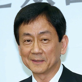 진영(국회의원/새누리당)
Chin, 62, a three-term lawmaker of the ruling Saenuri Party, is one of the closest aides to President-elect Park Geun-hye.
Chin, who became a lawmaker in 2004, helped develop Park’s campaign as vice chairman for the Committee to Pursue People’s Happiness, overseeing the drafting of her key pledges, including a new pension scheme for senior citizens.