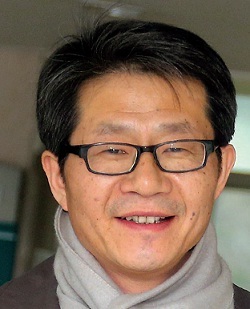 류길재(정무직공무원)
Ryoo, 54, is one of the driving forces behind President-elect Park
Geun-hye’s North Korea policy aimed at symmetrizing reengagement and deterrence with a focus on trust.
The scholar was nominated as chief of inter-Korean affairs to be tasked with tiding over the country’s biggest security crisis in years following the rogue neighbor’s nuclear test last week.