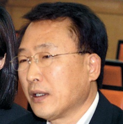 방하남(연구인)
Phang, 56, is a renowned scholar whose work focuses on labor market policy, retirement pensions and income security.
A native of Seoul, Phang graduated from Hankuk University of Foreign Studies and received a master’s in sociology at Vanderbilt University in the U.S. and doctorate in the same field at the University of Wisconsin-Madison.