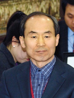 윤성규(교수)
Yoon, 56, an expert in environmental engineering, has more than 20 years of experience in the Environmental Ministry and affiliated institutions.
A native of Chungju, North Chungcheong Province, Yoon first began his civil service career at the construction ministry in 1975.