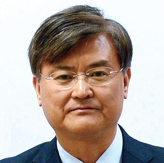 서승환(교수)
Suh, economics professor at Yonsei University and member of the presidential transition committee’s subcommittee for economy, was named the first minister of land and transportation under the Park Geun-hye administration.
His late father Suh Jong-chul was former minister of defense, presidential aide for national security and Army chief of staff under Park’s father, former president Park Chung-hee.