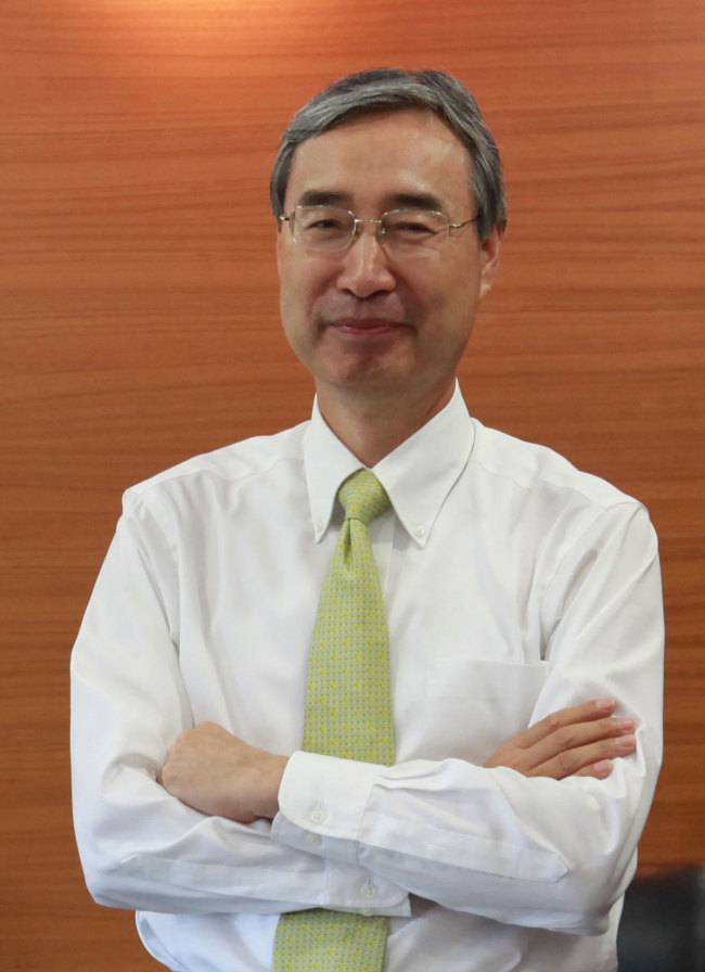 이장영(전금융인)
최근 주목을 받고 있는 ‘자본주의 4.0’의 저자 아나톨 칼레스키에 의하면 세계경제는 1990년대 초부터 네가지 강력한 메가트렌드의 영향을 받고 있다고 한다. 이 가운데 금융혁명은 위기로 인해 잠시 중단됐지만, 나머지 세가지 메가트렌드, 곧 아시아의 부상과 세계화 및 안정적 성장추세는 여전히 진행 중이며 아마도 더욱 강화될 것이라 전망한다.