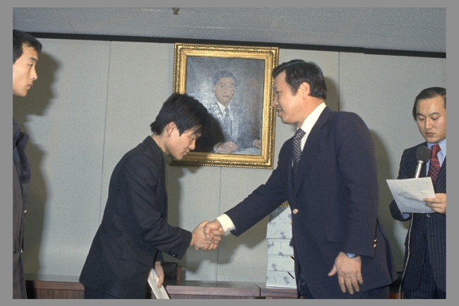 1978년 2월 ‘장학퀴즈’ 선경 장학금 수여식에서 장학금을 전달하고 있는 최종현(오른쪽) 당시 선경그룹 회장.