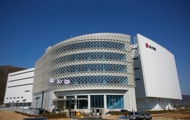 LG CNS 부산데이터센터 전경. 1만여평의 5층 건물 전체가 면진설계 및 최첨단 항온항습 설비로 최적의 데이터 관리가 가능하다.