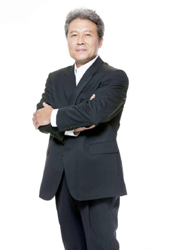 천호진(배우)
배우 천호진이 극중 사위 이상윤의 소속사와 데뷔 후 처음으로 계약을 맺었다.
2월 18일 오전 천호진 새 소속사 제이와이드컴퍼니 측은 “천호진 선생님과의 계약을 영광으로 생각한다. 선생님이 이제껏 소속사가 없으셨던 만큼 신뢰와 믿음으로 더욱 연기에 전념 할 수 있도록 체계적이고 적극적인 지원을 아끼지 않겠다”고 밝혔다.
