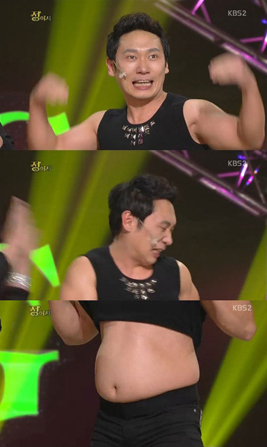 이승윤(개그맨)
‘헬스걸’로 유명한 개그맨 이승윤의 초콜릿 복근이 실종돼 시청자들의 눈길을 끌었다.
17일 방송된 KBS2 예능프로그램 ‘개그콘서트’ ‘정여사’ 코너에서는 헬스장 회원권을 놓고 송병철, 김대성, 정태호가 실랑이를 벌였다.