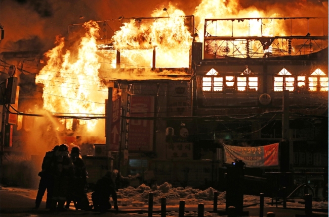 Firefighters battle flames at Insa-dong, Seoul on Sunday. (Yonhap News)