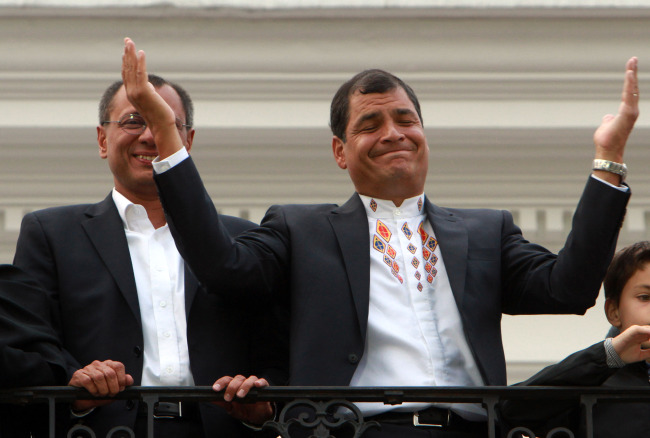 Ecuador's President and candidate for re-election Rafael Correa, top right, and vice presidential candidate Jorge Glass, top left, accompanied by relatives, celebrate after presidential elections in Quito, Ecuador, Sunday. (AP-Yonhap News)