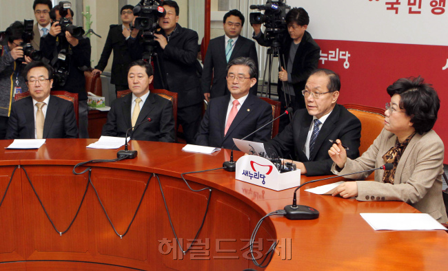 황우여(오른쪽에서 두번째) 새누리당 대표가 18일 오전 국회에서 최고위원회의를 주재하고 모두발언을 하고 있다./박현구 기자 phko@ 2013.02.18
정부조직개편안 국회 통과를 놓고 민주통합당과 줄다리기를 하고 있는 새누리당이 18일 서울 여의도 당사에서 최고위원회의를 갖고 대책을 논의하고 있다. 17일 박근혜 대통령 당선인은 2차 내각 후보자 명단을 발표하며 정부조직개편안 국회 통과를 압박했다.