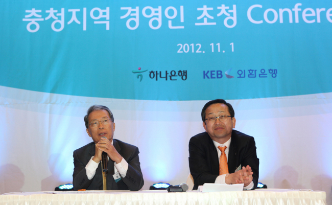 지난해 2월17일 하나금융지주와 외환은행 노조가 외환은행의 5년간 독립경영 보장 등을 합의한지 1년이 지났지만 시너지 창출을 위한 과제는 여전히 남아있다. 윤용로(왼쪽) 외환은행장과 김종준 하나은행장이 기업 고객을 대상으로 간담회를 진행하는 모습. [사진제공=하나금융그룹]