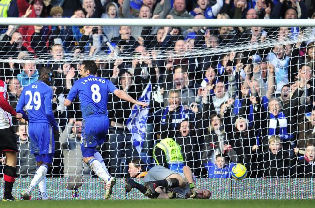 Chelsea’s Frank Lampard scores against Brentford on Sunday.   AFP-Yonhap News