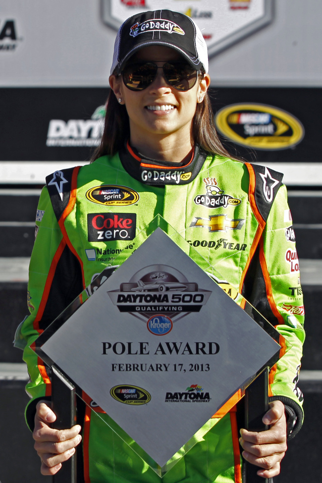 다니카 패트릭(Danica Patrick/카레이서)
Danica Patrick poses with her award after winning the pole on Sunday.
AP-Yonhap News