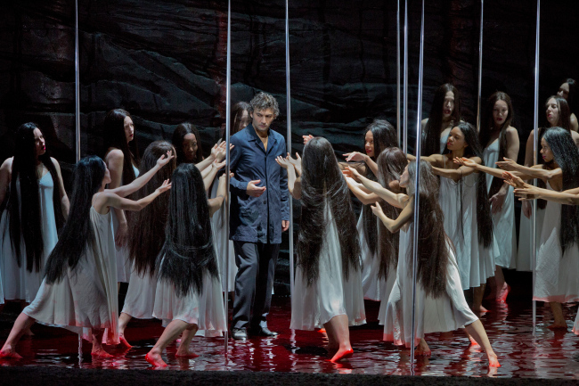 In this photo provided by the Metropolitan Opera, Jonas Kaufmann rehearses the title character of Wagner’s “Parsifal,” on Feb. 8 in New York. Though traditionalists may object, this is a “Parsifal” to treasure, elevated to the highest musical level by the solemnity and sweep of Daniele Gatti’s conducting and the dedication of a dream cast of singing actors, headed by tenor Jonas Kaufmann in the title role.   AP-Yonhap News